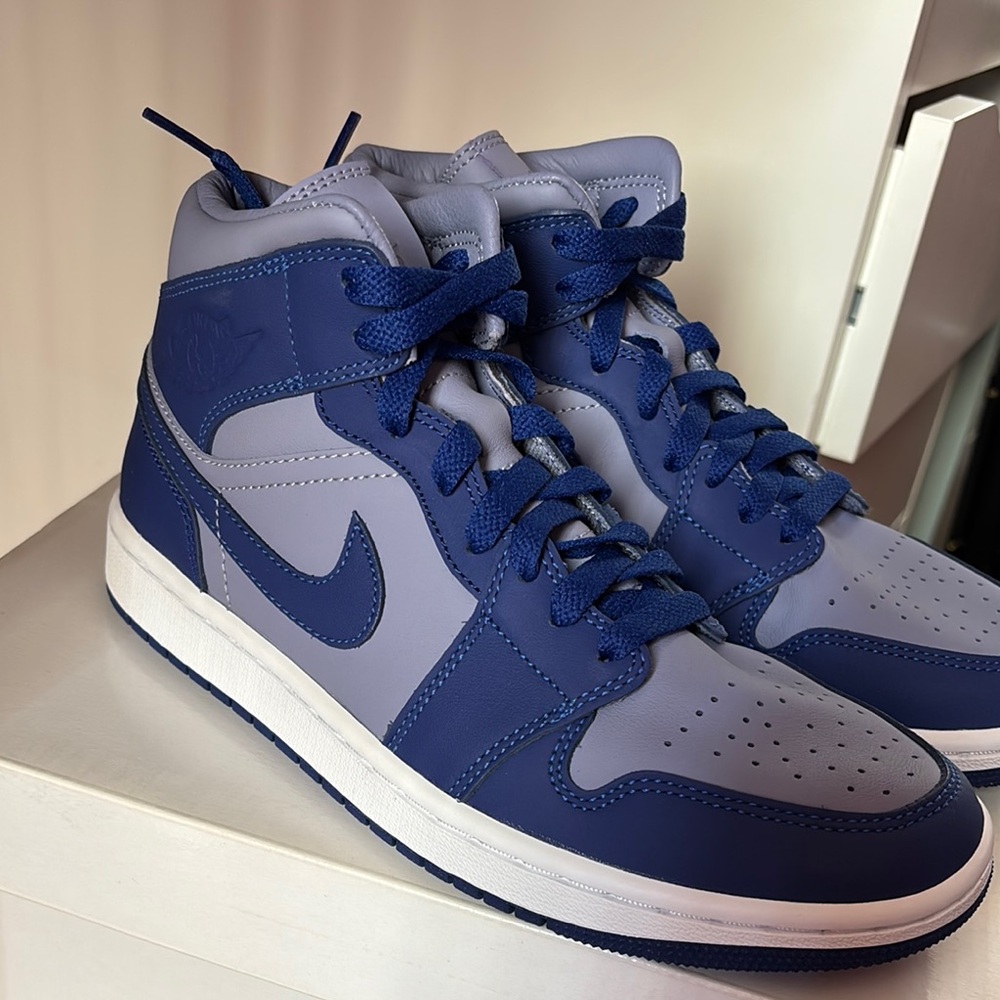 Nike Women’s Blue MID Sneakers